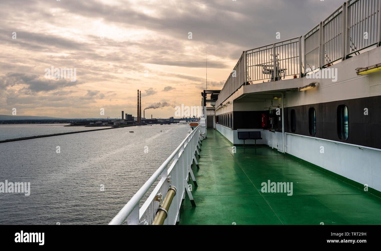 FLooking verso la foce del fiume Lifffey all'ingresso al porto di Dublino, Dublino, Irlanda Irish Ferries nave Ulisse come si entra nel porto Foto Stock
