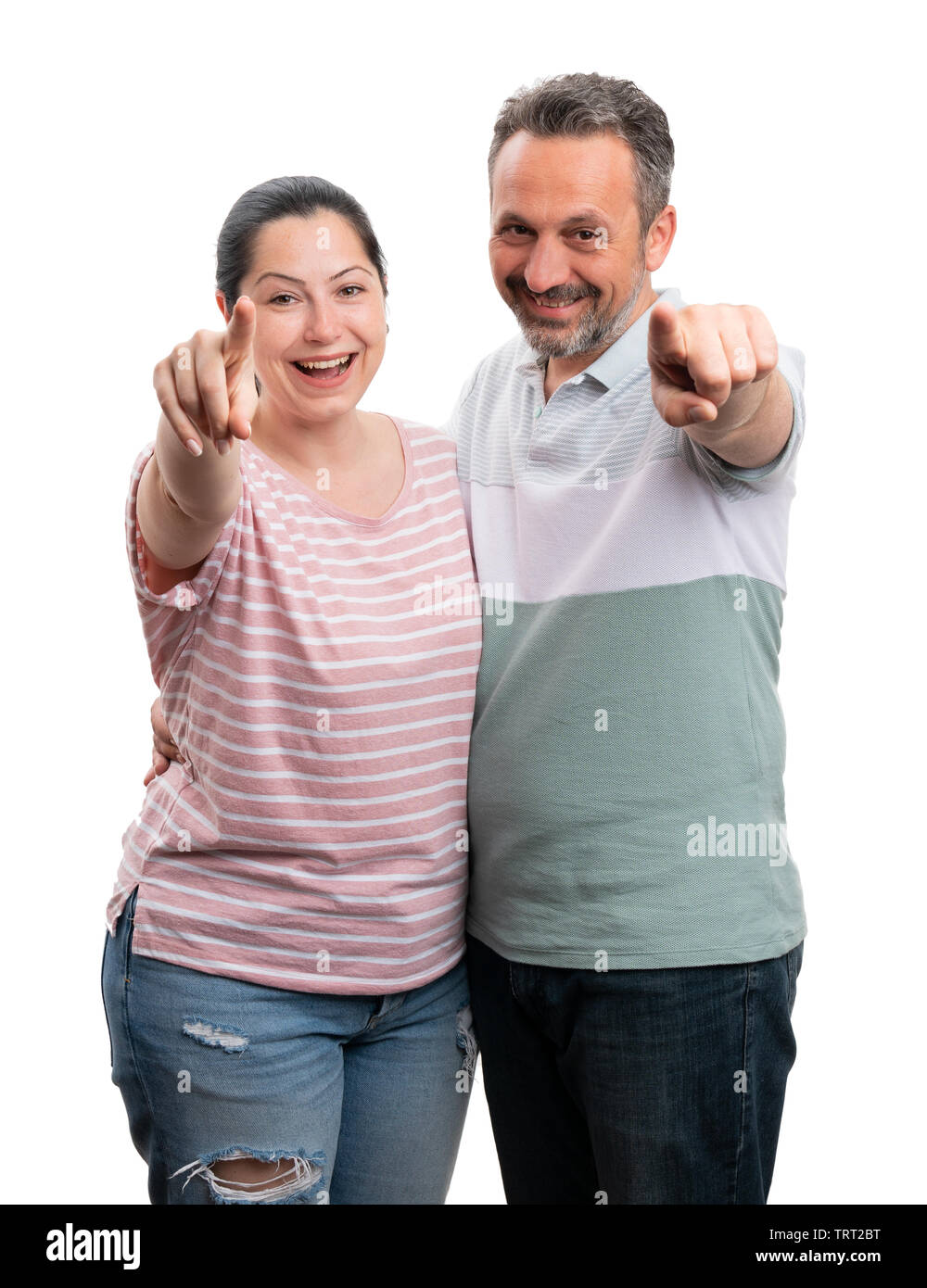 Gentile uomo e donna puntando alla fotocamera con le dita indice come guardare concetto isolato su sfondo bianco Foto Stock