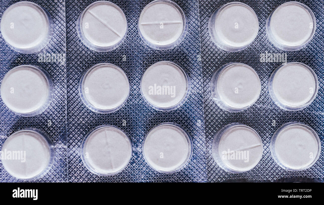 Primo piano superficie di capsule di farmaceutici di farmaci antibiotici anti-batteri compresse pillole medicinali. Tema farmacia. Concetto di salute prendendo Foto Stock