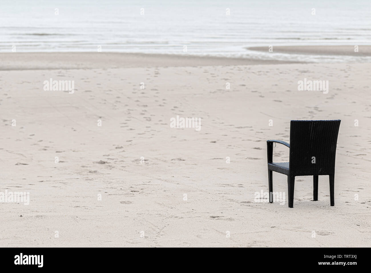 Sedia vuota in spiaggia. Nessuno calma tranquilla concetto solitario Foto  stock - Alamy