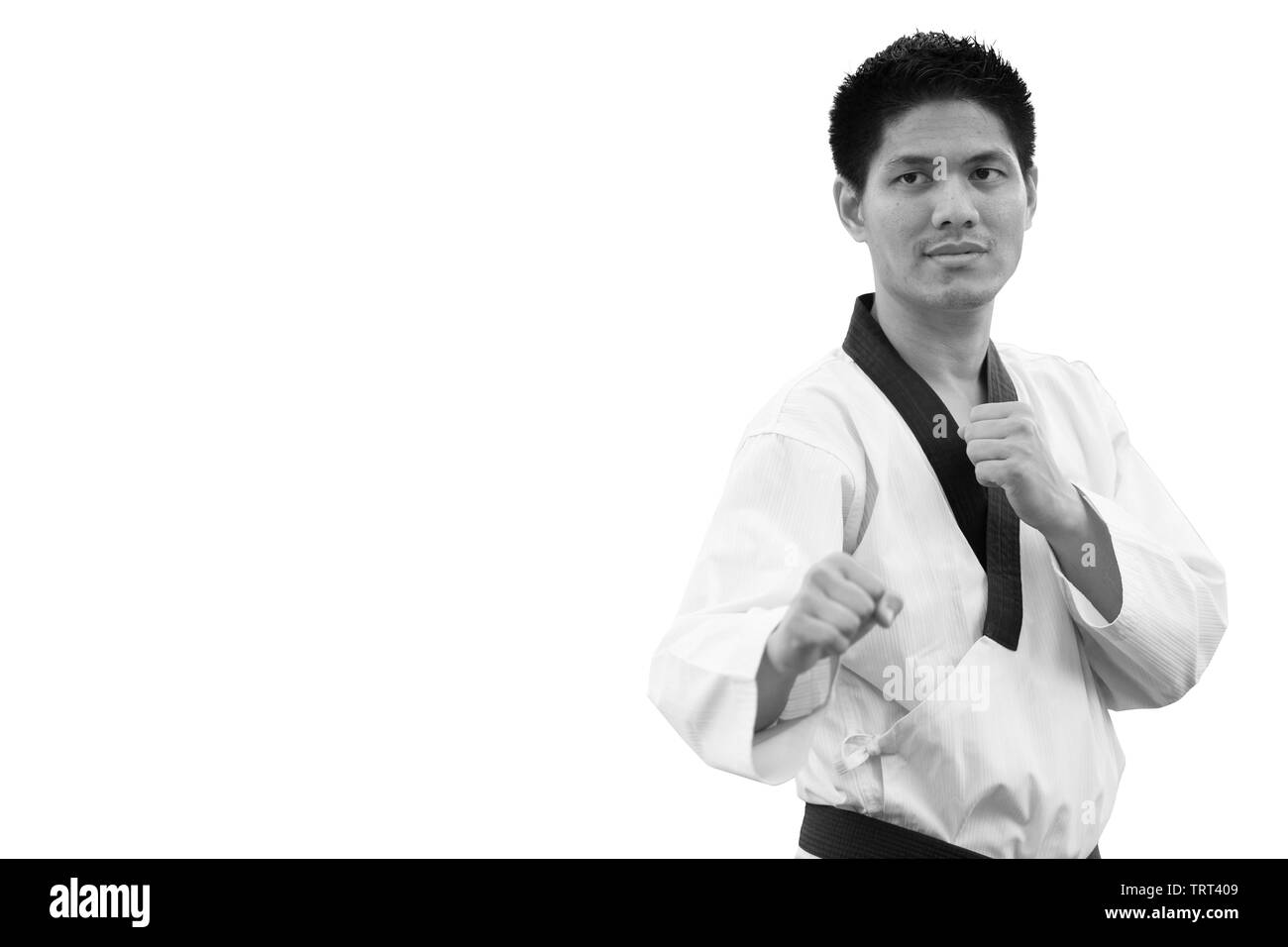 La cintura nera di Tae Kwon Do guardia uomo in piedi sul bianco con tracciato di ritaglio Foto Stock