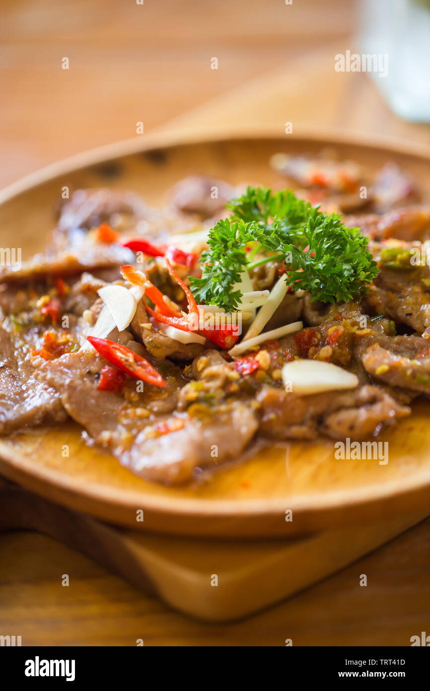 Caldo e carne piccante stir fry ricetta con peperoncino e aglio in stile Tailandese cottura colpo verticale Foto Stock