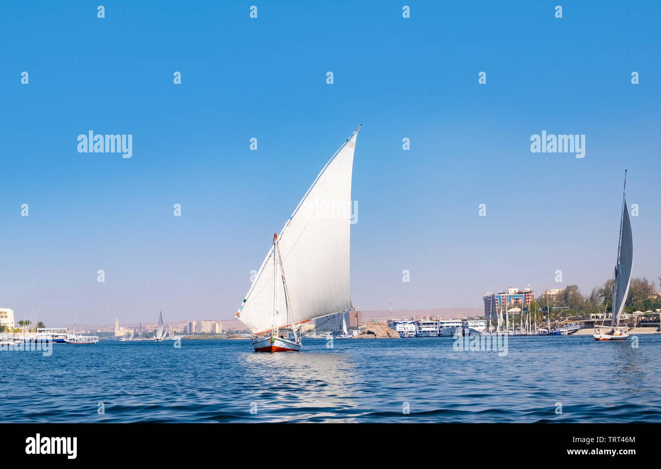 Felucca barca a vela sul Fiume Nilo vicino a Luxor Foto Stock