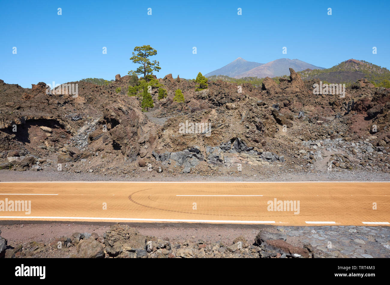Strada con il vulcano Teide in distanza, Parco Nazionale di Teide Tenerife, Spagna. Foto Stock