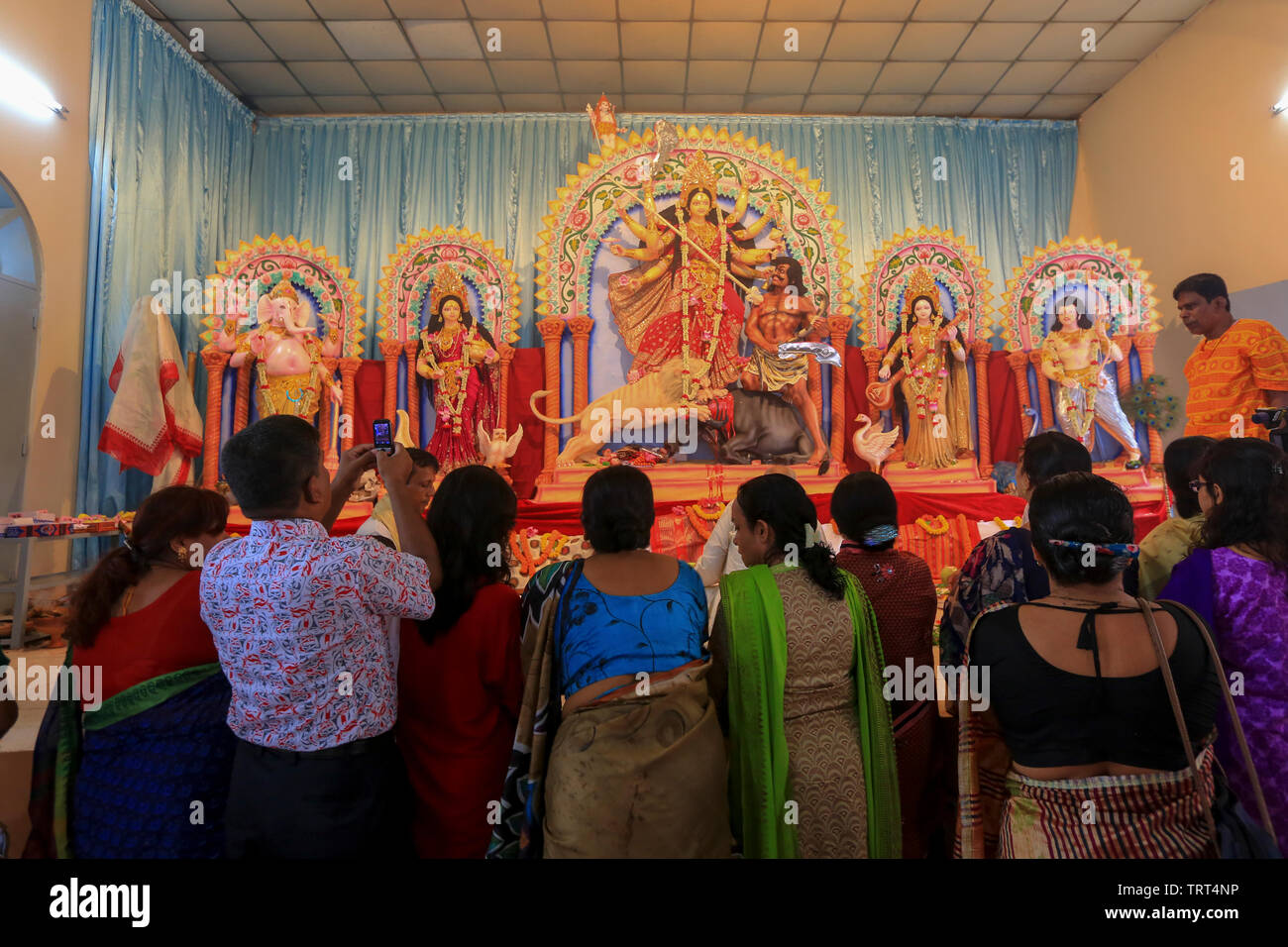 Comunità Indù persone speciali preghiere come parte dei rituali durante il festival Durga Puja a Dhakeshwari tempio Dacca in Bangladesh. Foto Stock