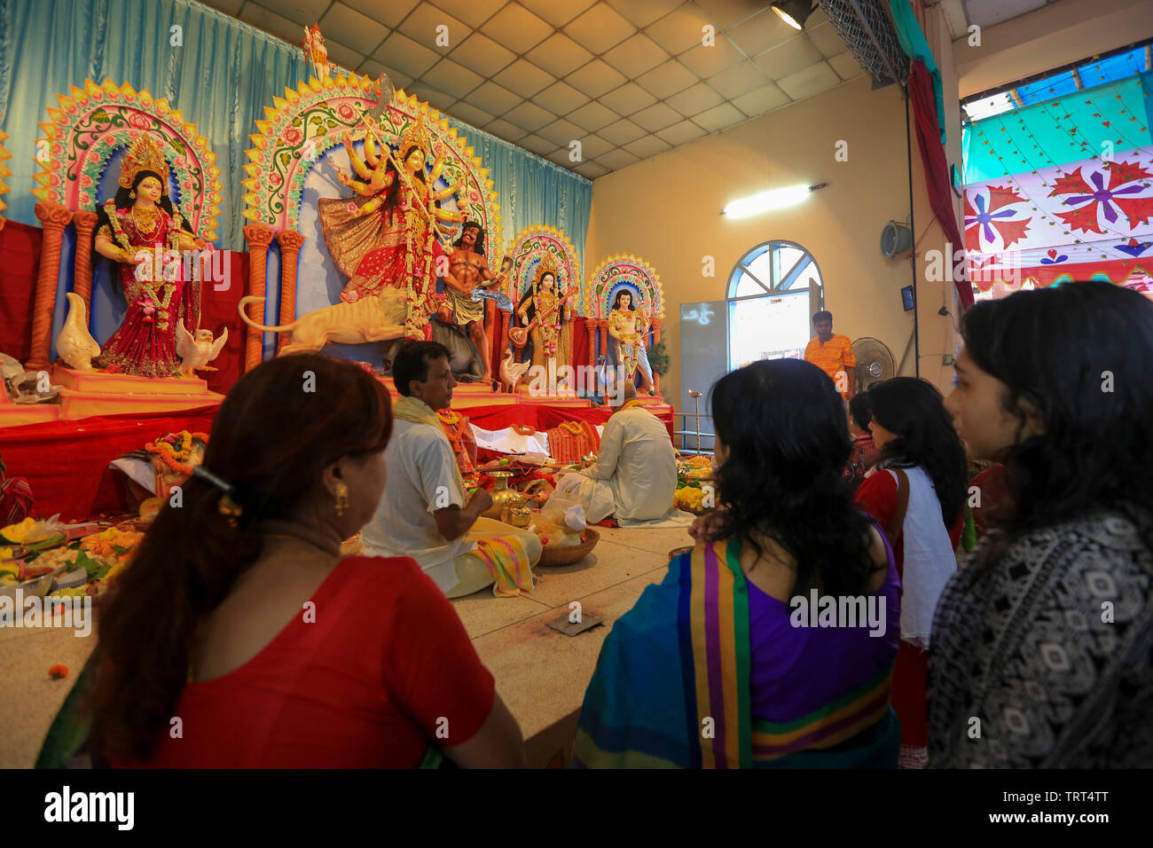 Comunità Indù persone speciali preghiere come parte dei rituali durante il festival Durga Puja a Dhakeshwari tempio Dacca in Bangladesh. Foto Stock