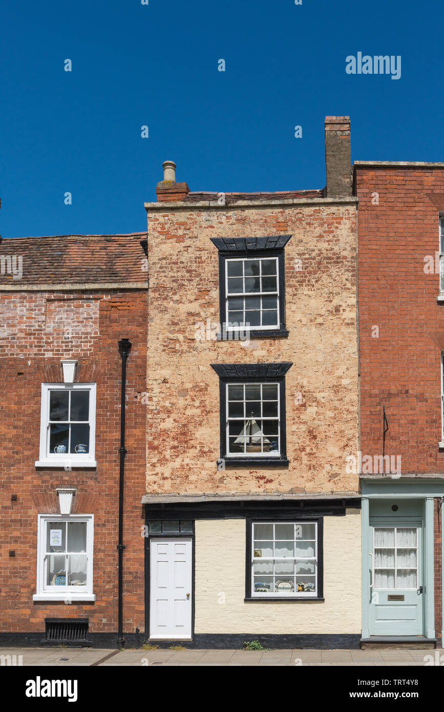 Piccole e strette casa di mattoni su Church Street, Tewkesbury, Gloucestershire, Regno Unito Foto Stock