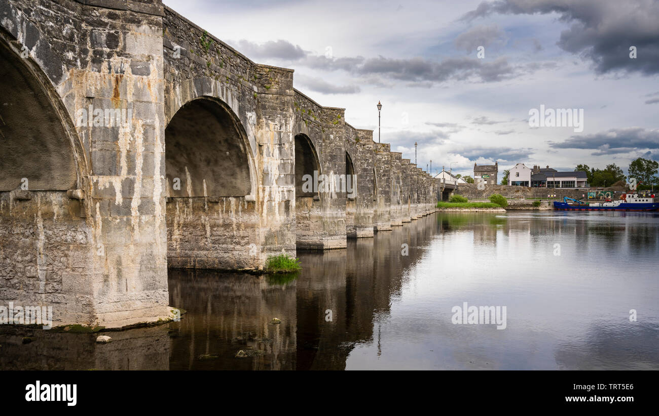 Il ponte di pietra a Shannonbridge attraverso lo Shannon dalla Contea di Roscommon nella provincia di Connacht alla Contea di Offaly nella provincia di Leinster Foto Stock