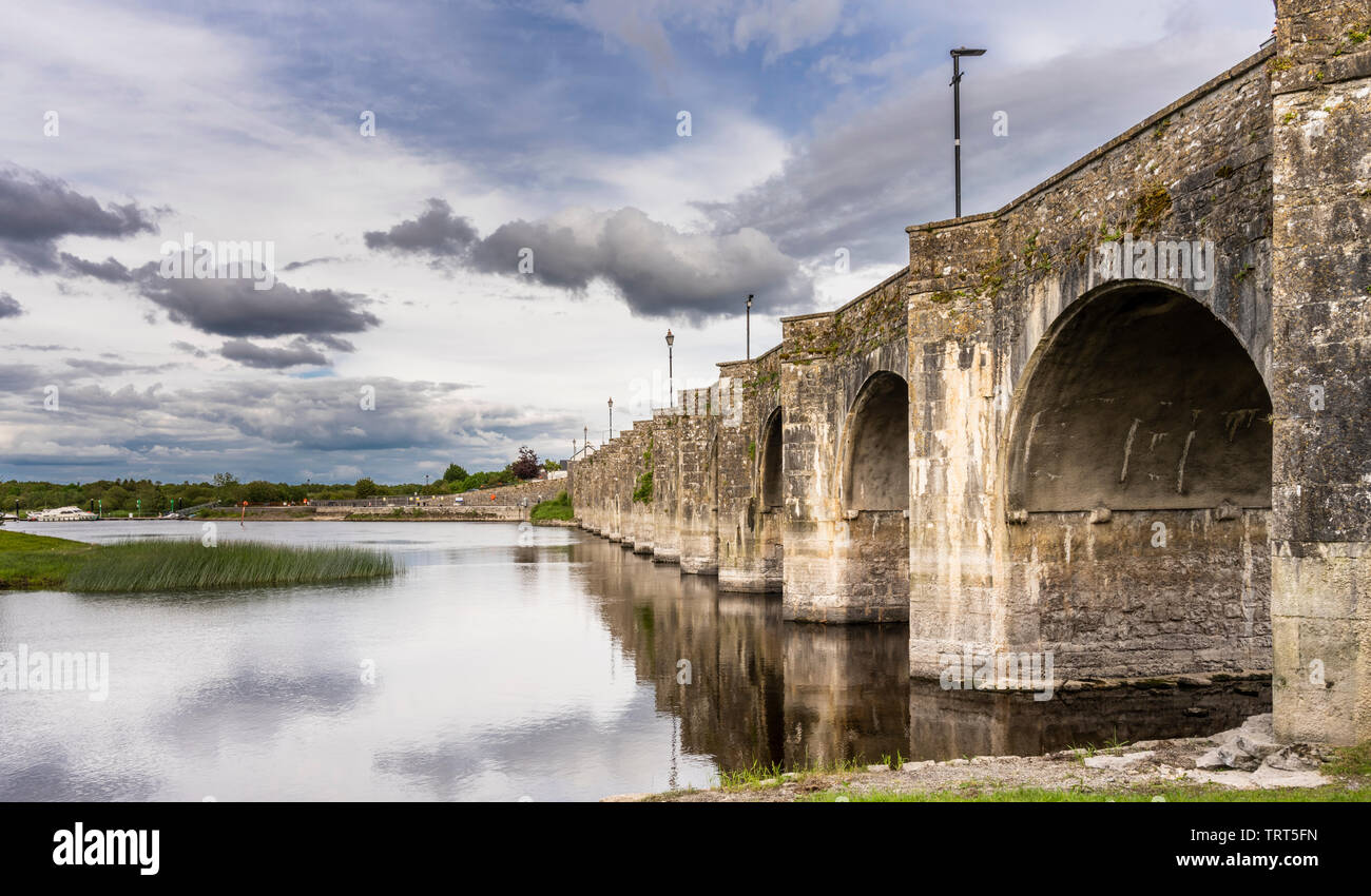 Il ponte di pietra a Shannonbridge attraverso lo Shannon dalla Contea di Roscommon nella provincia di Connacht alla Contea di Offaly nella provincia di Leinster Foto Stock
