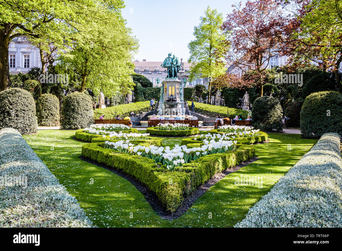 Il Petit Sablon giardino pubblico di Sablon/quartiere Zavel a Bruxelles, Belgio, con una fontana dedicata ai conti Egmont e Hornes. Foto Stock