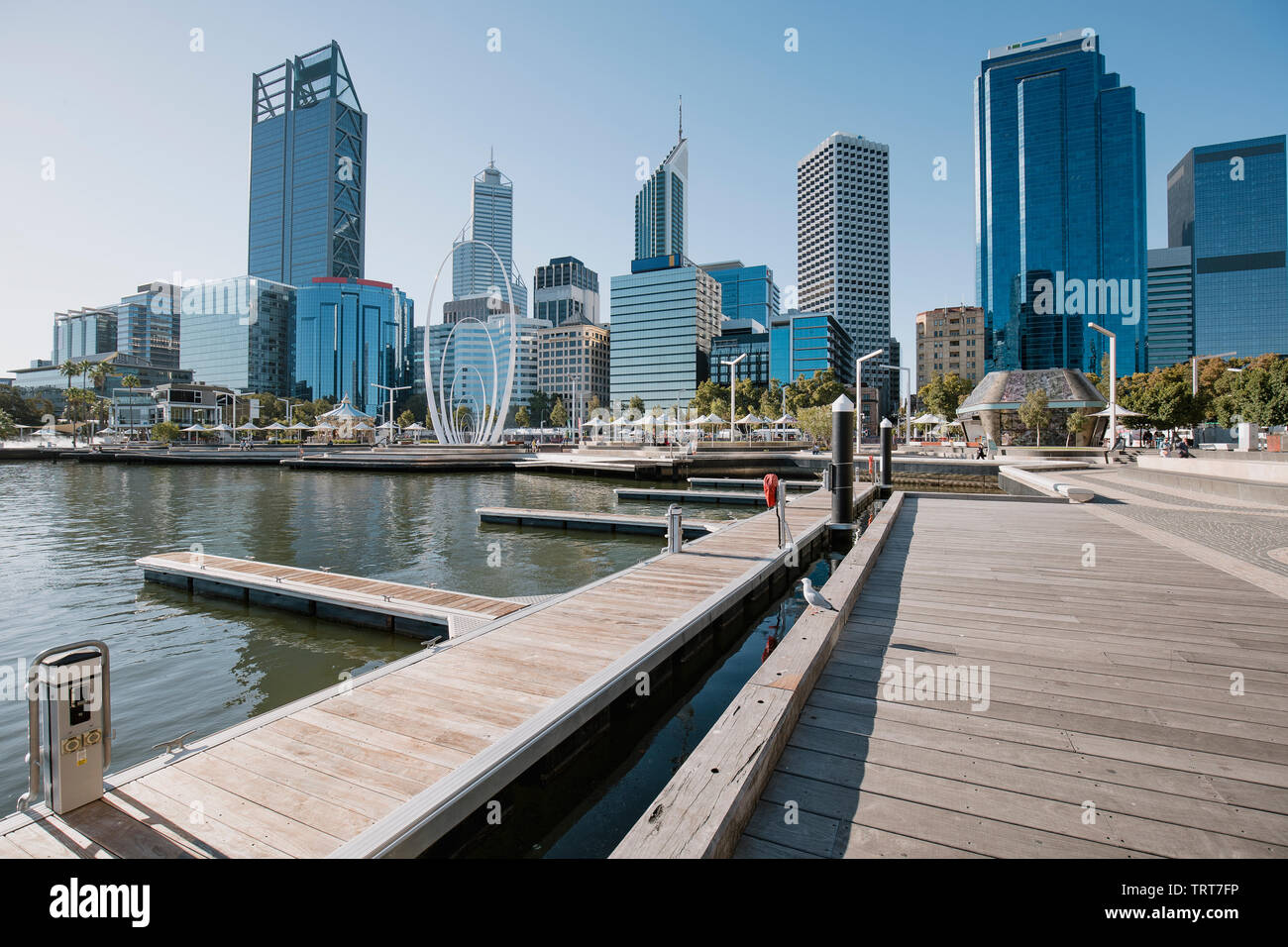 Skyline di Perth, Australia preso sul marciapiede per accedere al traghetto sul Fiume Swan. Foto Stock