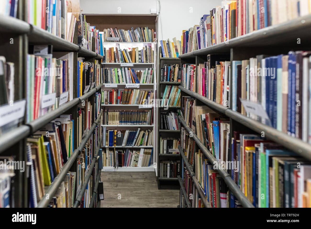 Biblioteca di Sarajevo con libri sugli scaffali ad. Foto Stock