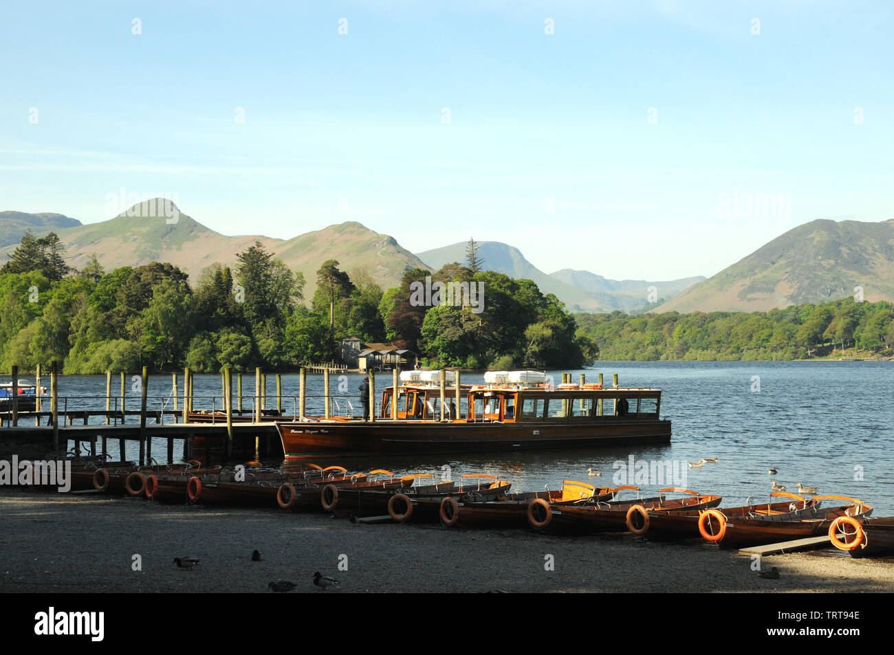 Lancia dal lancio di Keswick Azienda ormeggiato a sporti a Keswick su Derwentwater. Foto Stock