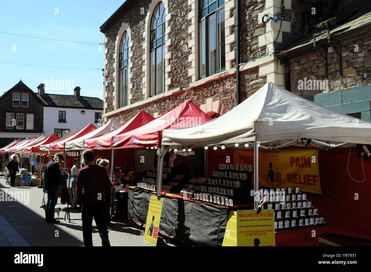 Mercato nella città di pennini di Keswick nel Lake District inglese. Il mercato si tiene ogni Sabato e il giovedì dalle 9 del mattino fino alle 16,30. Foto Stock