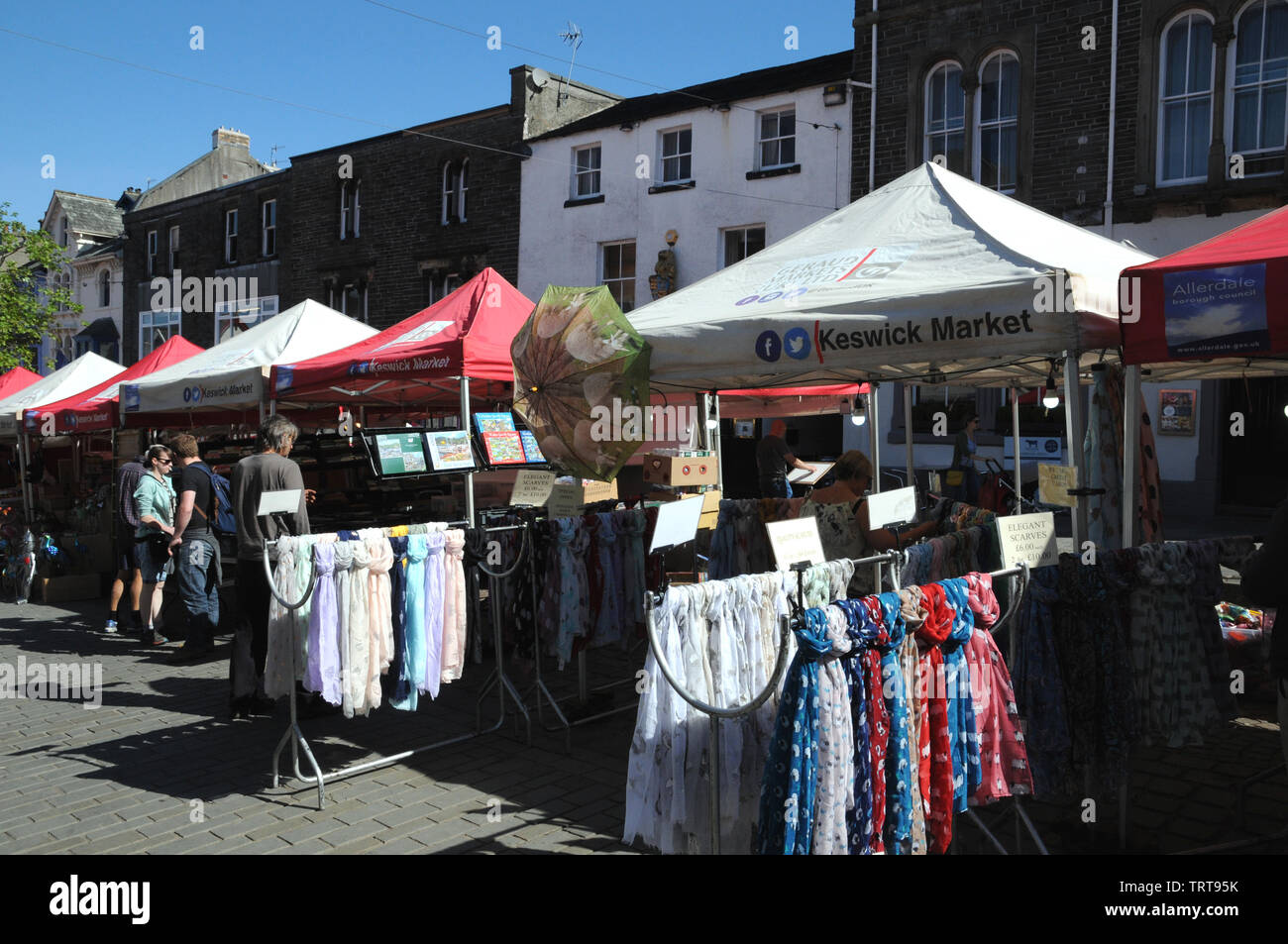 Mercato nella città di pennini di Keswick nel Lake District inglese. Il mercato si tiene ogni Sabato e il giovedì dalle 9 del mattino fino alle 16,30. Foto Stock