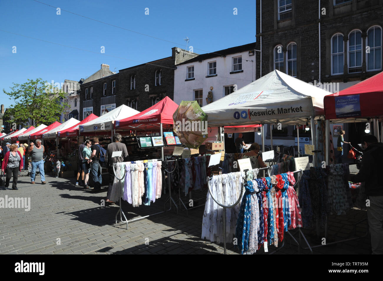 Mercato nella città di pennini di Keswick nel Lake District inglese. Il mercato si tiene ogni Sabato e il giovedì dalle 9 del mattino fino alle 16,30. Foto Stock