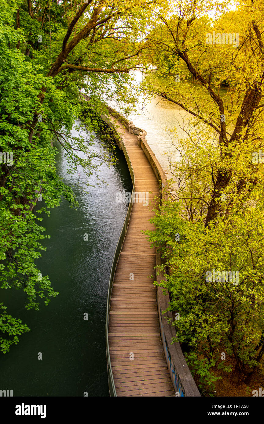 Percorso di vita, romantico ponte in legno sul fiume tsar, Monaco di Baviera Baviera Foto Stock