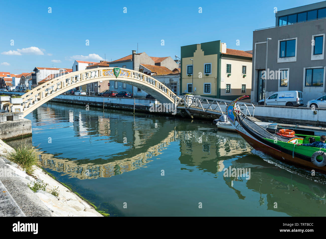 Moliceiro navigazione a Sao Roque Canal e Carcavelos bridge, Aveiro, Venezia del Portogallo, Beira litorale, Portogallo Foto Stock