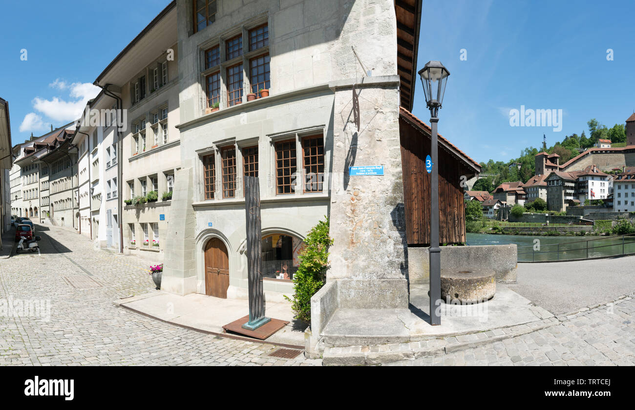 Friburgo, FR / Svizzera - 30 Maggio 2019: vista panoramica del luogo storico de Jean-Francois-Reyff piazza nel centro storico della città svizzera di Fribo Foto Stock