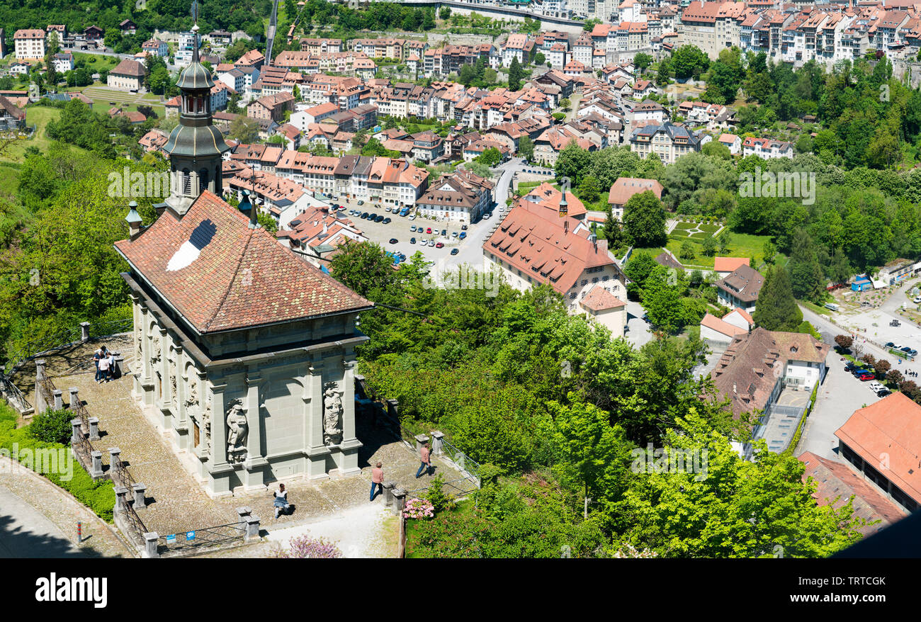 Friburgo, FR / Svizzera - 30 Maggio 2019: vista sulla storica Chapelle de la cappella Lorette a Friburgo con i turisti in giro per la città vecchia Foto Stock