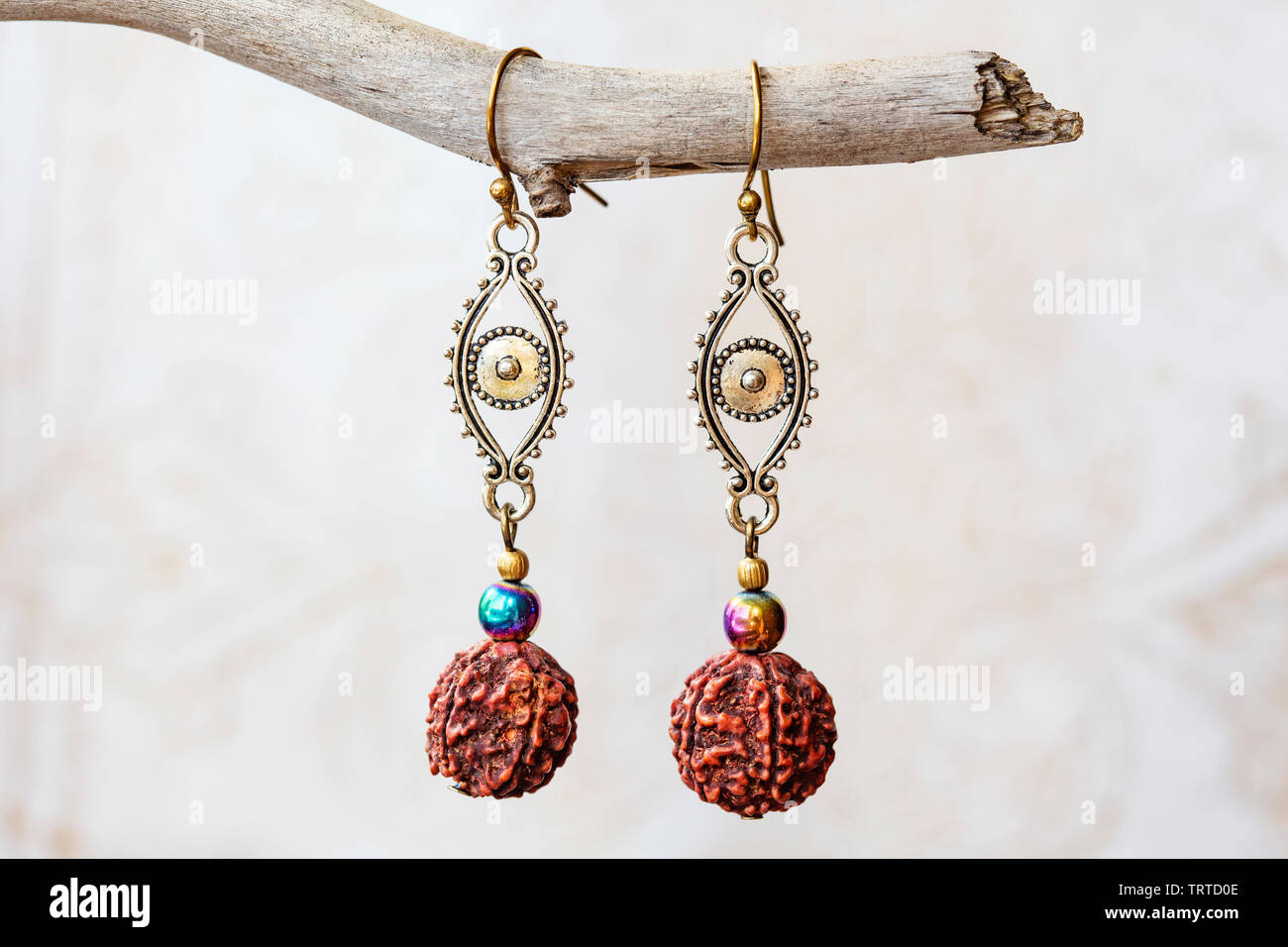 Pietra minerale ematite e rudraksha orecchini di perle su sfondo neutro Foto Stock