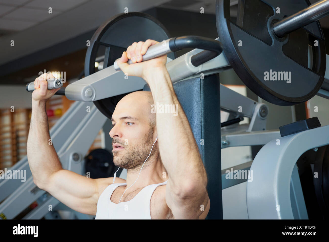 Close-up di uomo in palestra facendo esercizi con manubri per creare più  muscoloso Foto stock - Alamy