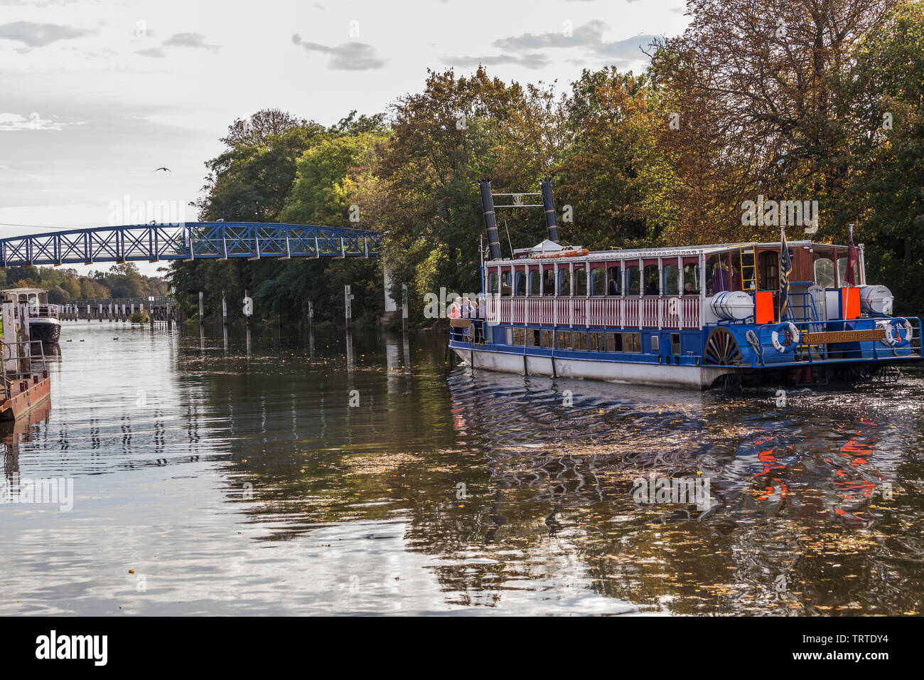 Il nuovo Southern Belle si fa strada lungo il fiume Tamigi a Teddington Lock,l'Inghilterra,UK Foto Stock