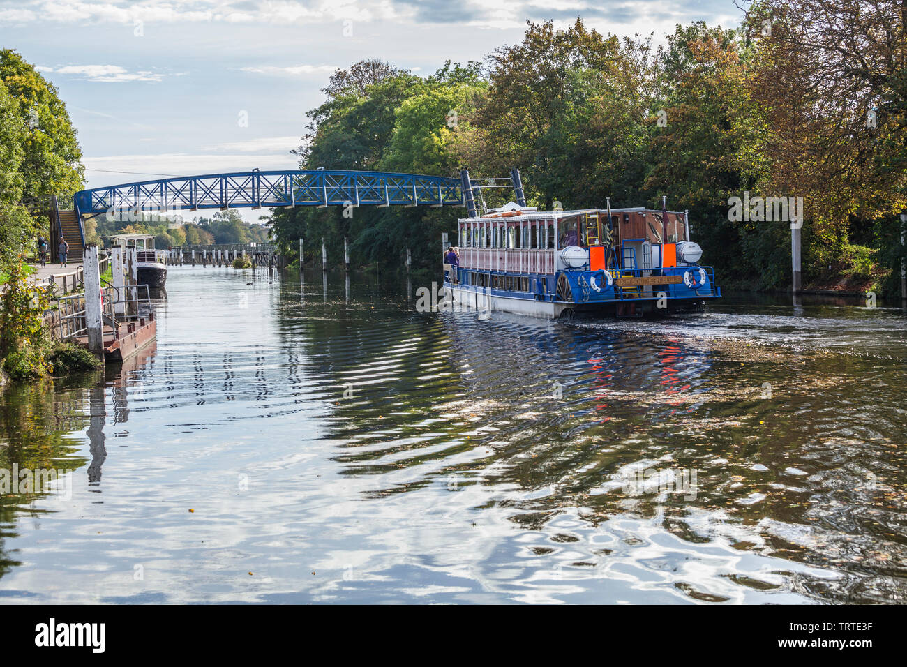 Il nuovo Southern Belle si fa strada lungo il fiume Tamigi a Teddington Lock,l'Inghilterra,UK Foto Stock