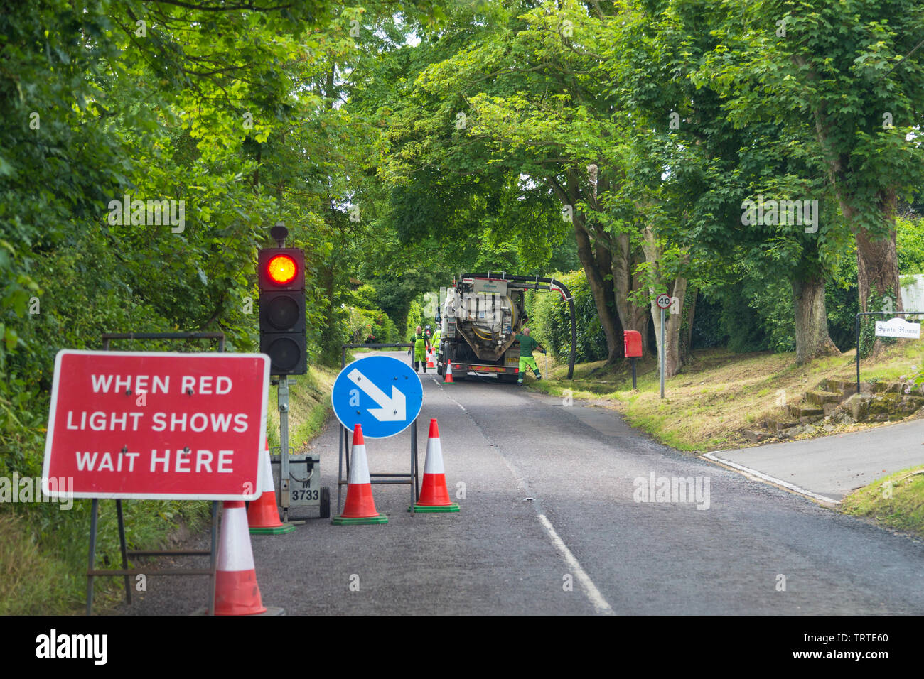 Pulizia di burrone, traffico luce di arresto, autostrade manutenzione, Regno Unito Foto Stock