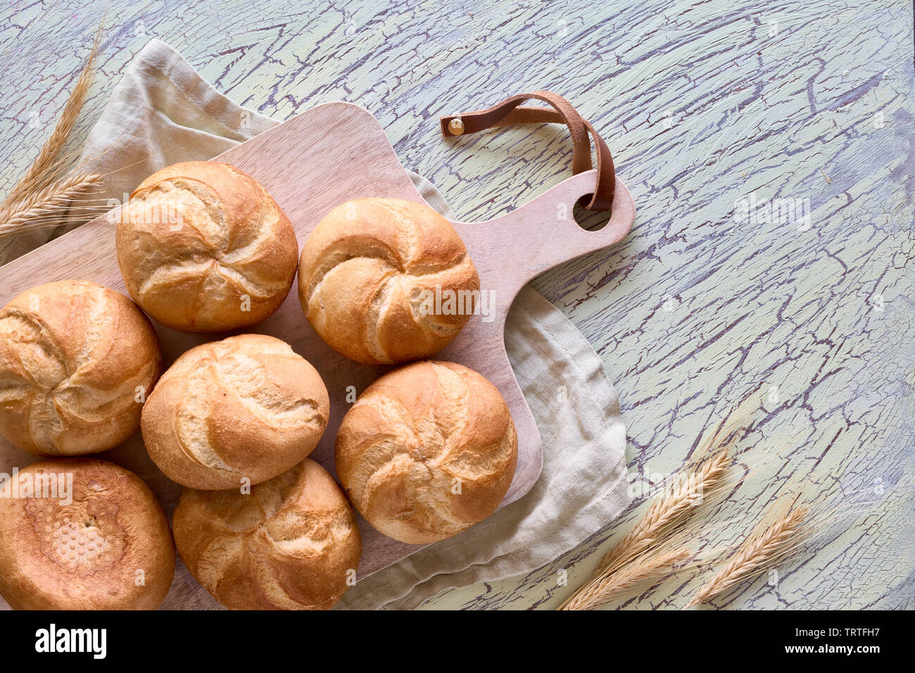 Crostini di pane tondo rotoli, noto come Kaiser o rotoli di Vienna sulla biancheria, piatto adagiare sulla sfondo rustico Foto Stock