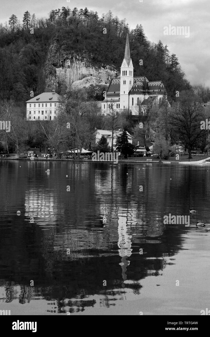 La Chiesa di San Martino a Bled village, il lago di Bled e sulle Alpi Giulie, Slovenia, l'Europa. Foto Stock