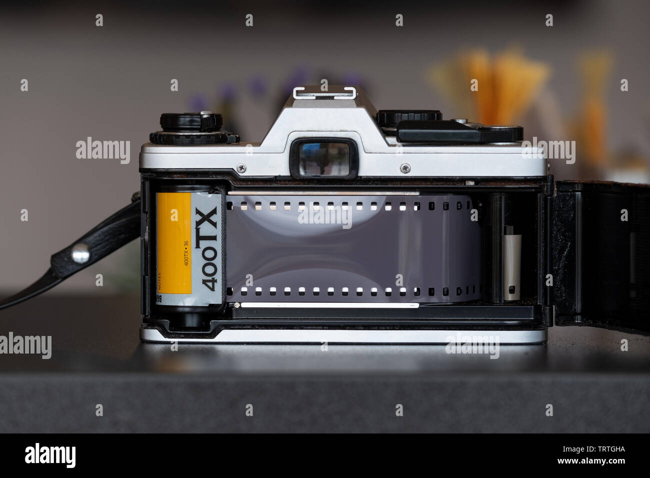 Una fotocamera reflex a obiettivo singolo con parte posteriore aperta e dotata di un nuovo rotolo di pellicola professionale in bianco e nero Kodak Tri Ex 400TX. Foto Stock