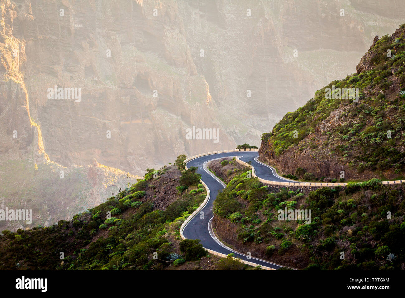 Fotografia di girare, hillside, serpentina. Tenerife spagna isole canarie. Paesaggio. Slow travel. Foto Stock