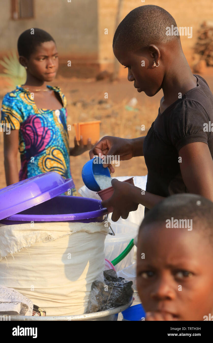 Il ristorante de la rue. Agbonou Koeroma. Il Togo. Afrique de l'Ouest. Foto Stock