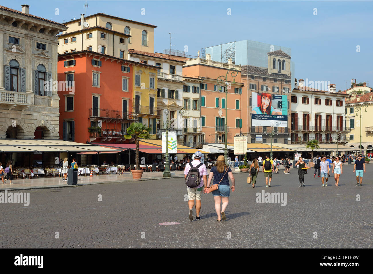 La gente in Piazza Bra, nel centro storico di Verona - Italia. Foto Stock