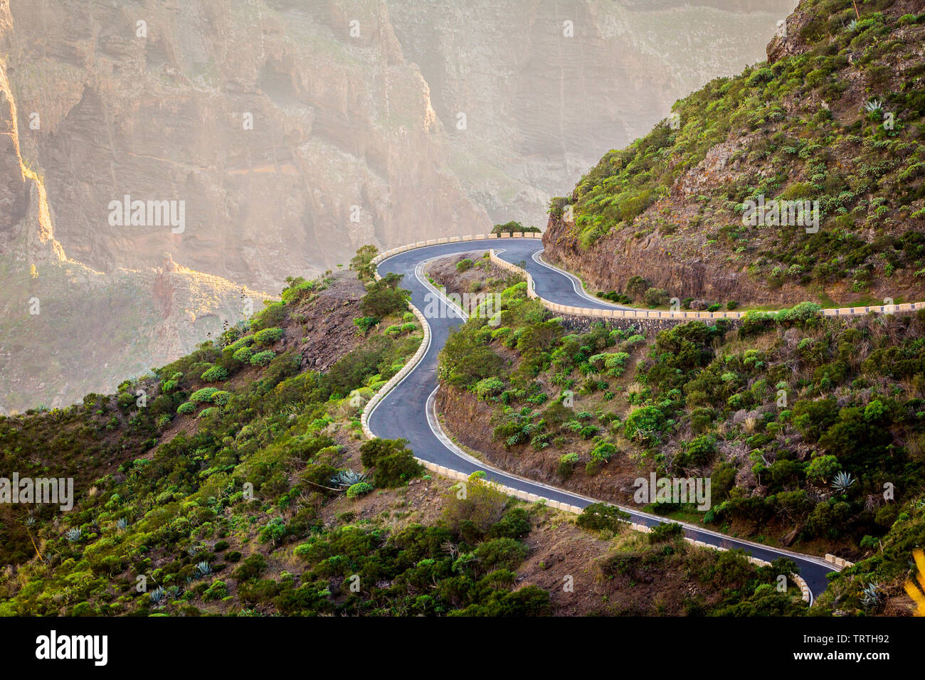 Fotografia di girare, hillside, serpentina. Tenerife spagna isole canarie. Paesaggio. Slow travel. Foto Stock