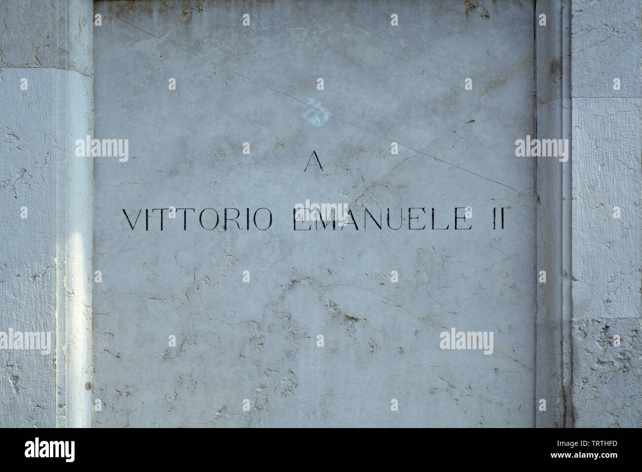 Il piedistallo del monumento dedicato al primo re d'Italia Vittorio Emanuele II in Piazza Bra nel centro storico di Verona - Italia. Foto Stock