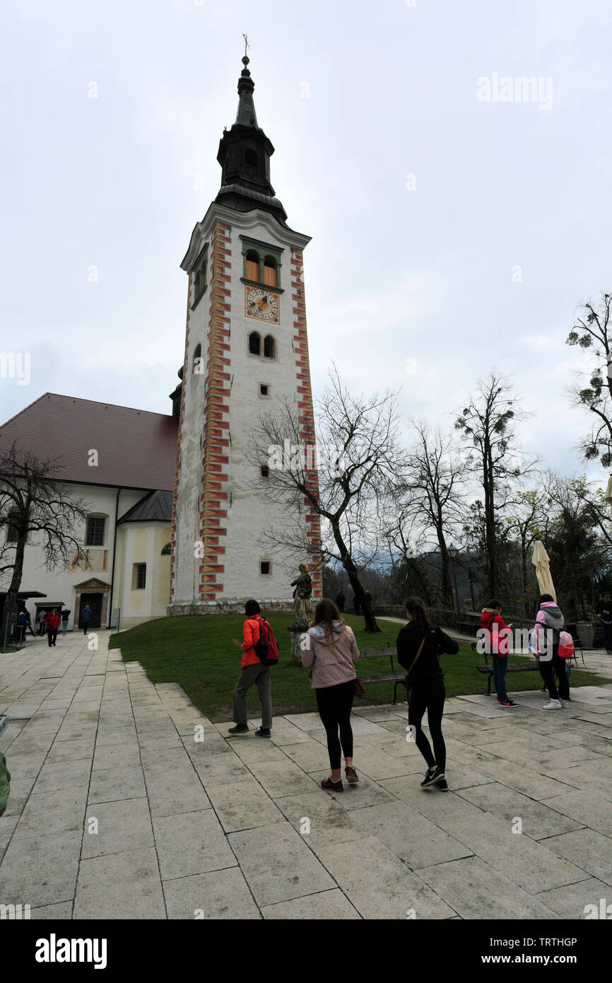 Esterno di un pellegrinaggio alla chiesa dell Assunzione di Maria, il lago di Bled Island, sulle Alpi Giulie, Slovenia, l'Europa. Foto Stock