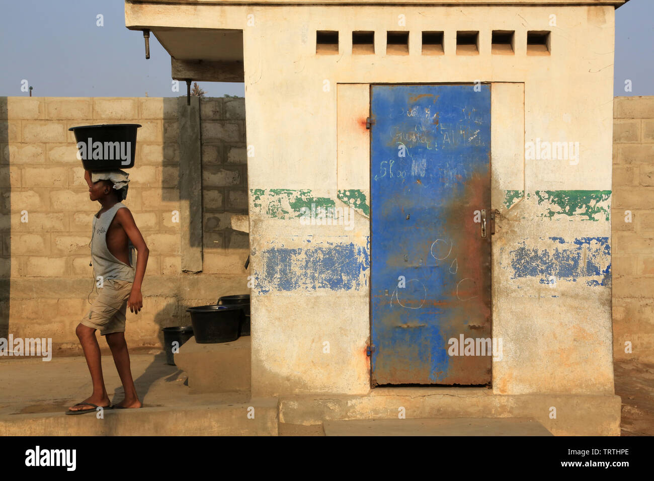 Gli africani ottenere acqua con una benna. La convenzione di Lomé. Il Togo. Afrique de l'Ouest. Foto Stock