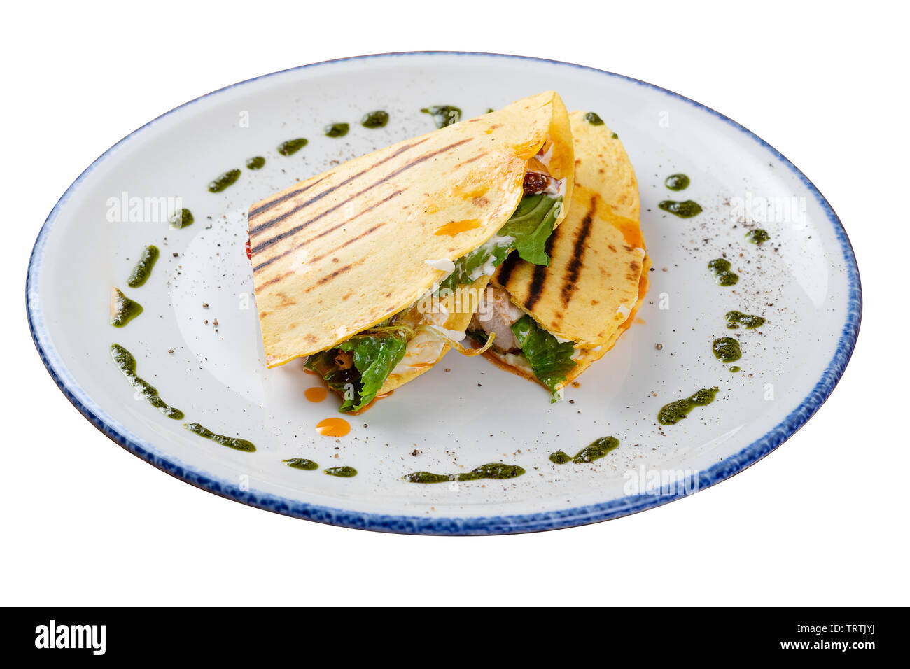 Quesadilla con pollo su una piastra bianca, vista laterale. Bianco sfondo isolato. Foto Stock