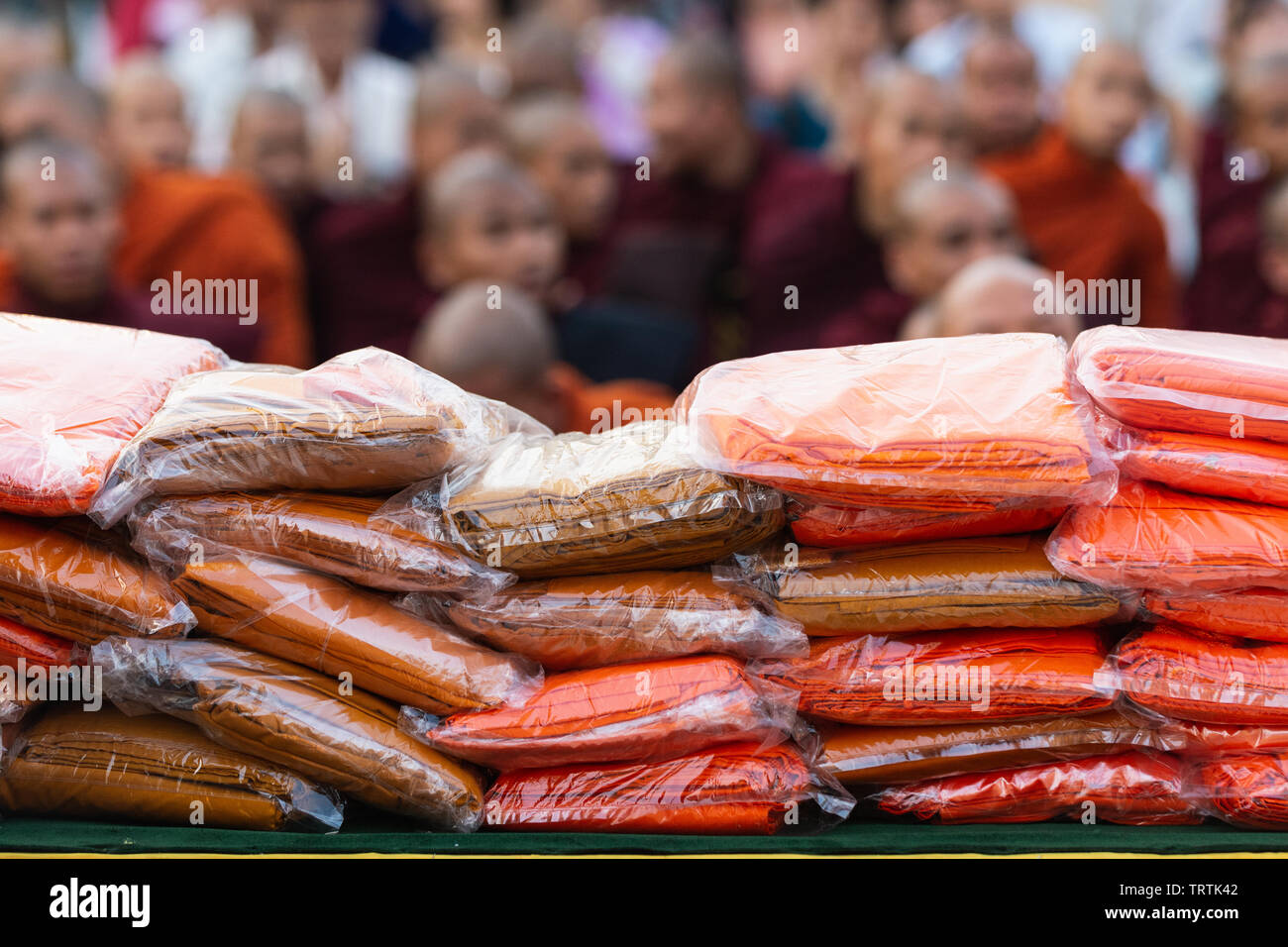 Yangon, Myanmar - Marzo 2019: i monaci buddisti durante l'Alms dando cerimonia alla Shwedagon pagoda. Fool Moon vacanza. Foto Stock