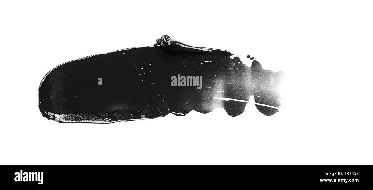 La texture di nero schiacciato eyeliner o vernice a base acrilica nera isolati su sfondo bianco Foto Stock