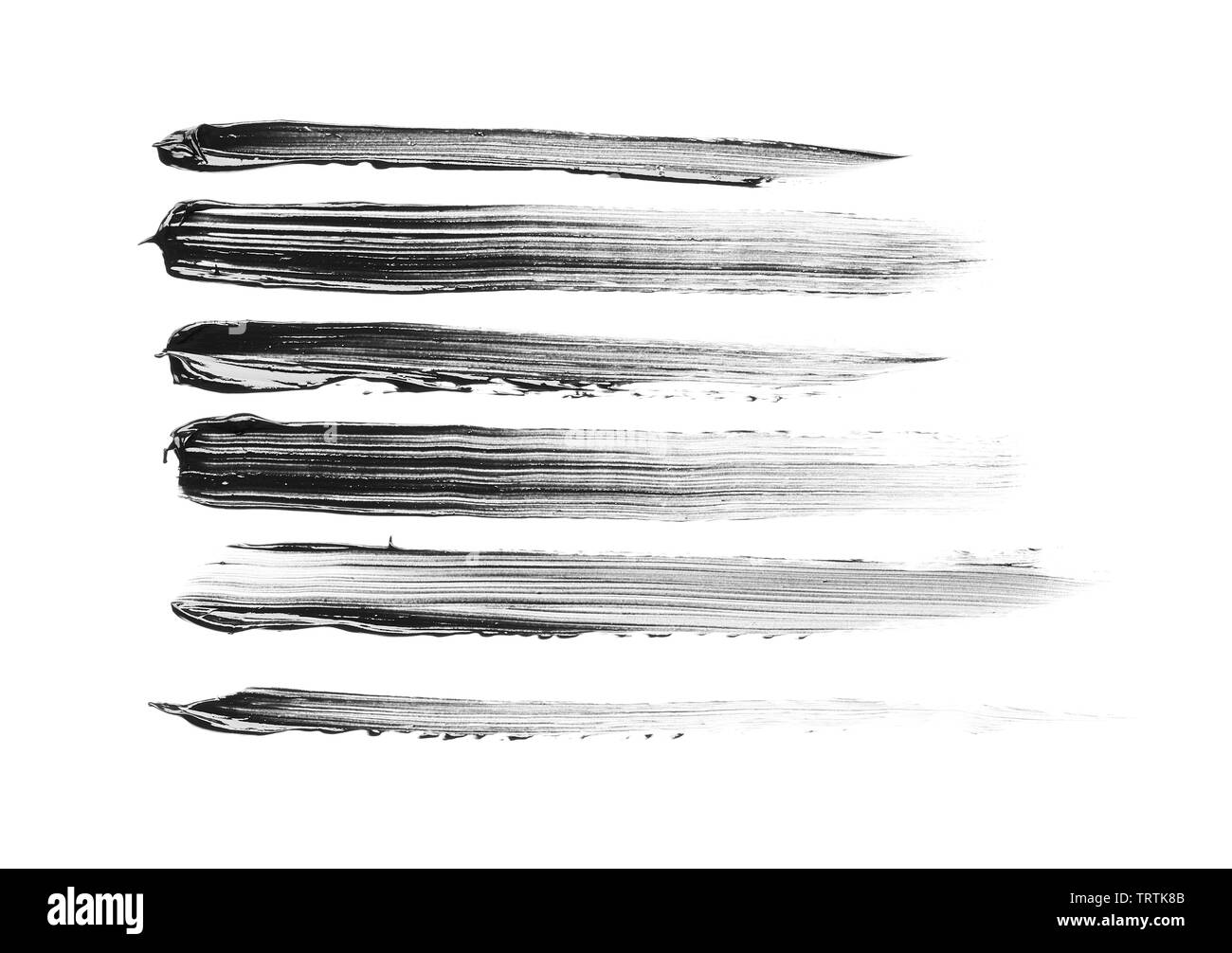 La texture di nero schiacciato eyeliner o vernice a base acrilica nera isolati su sfondo bianco Foto Stock