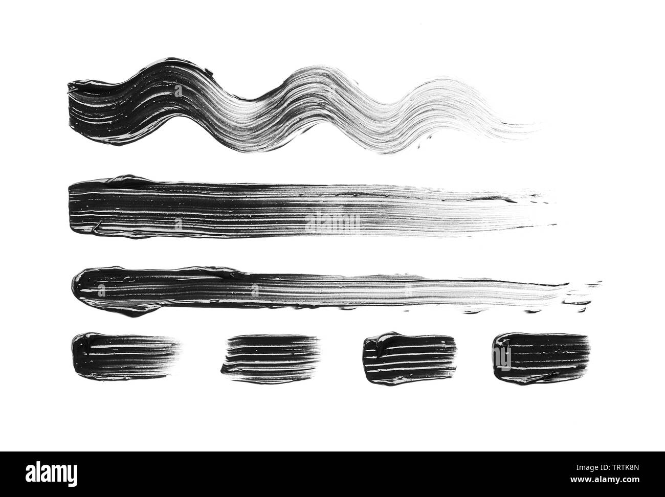 La texture di nero schiacciato eyeliner o vernice a base acrilica nera isolati su sfondo bianco Foto Stock