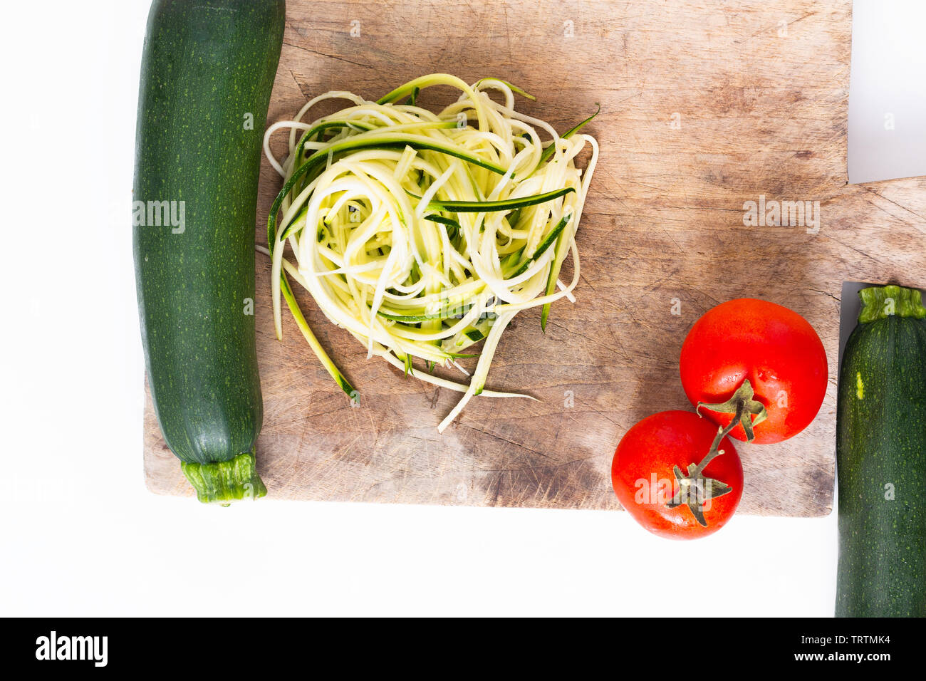 Cibo sano concetto Guilten-Free preparare tagliatelle di zucchine in pasta di legno Foto Stock