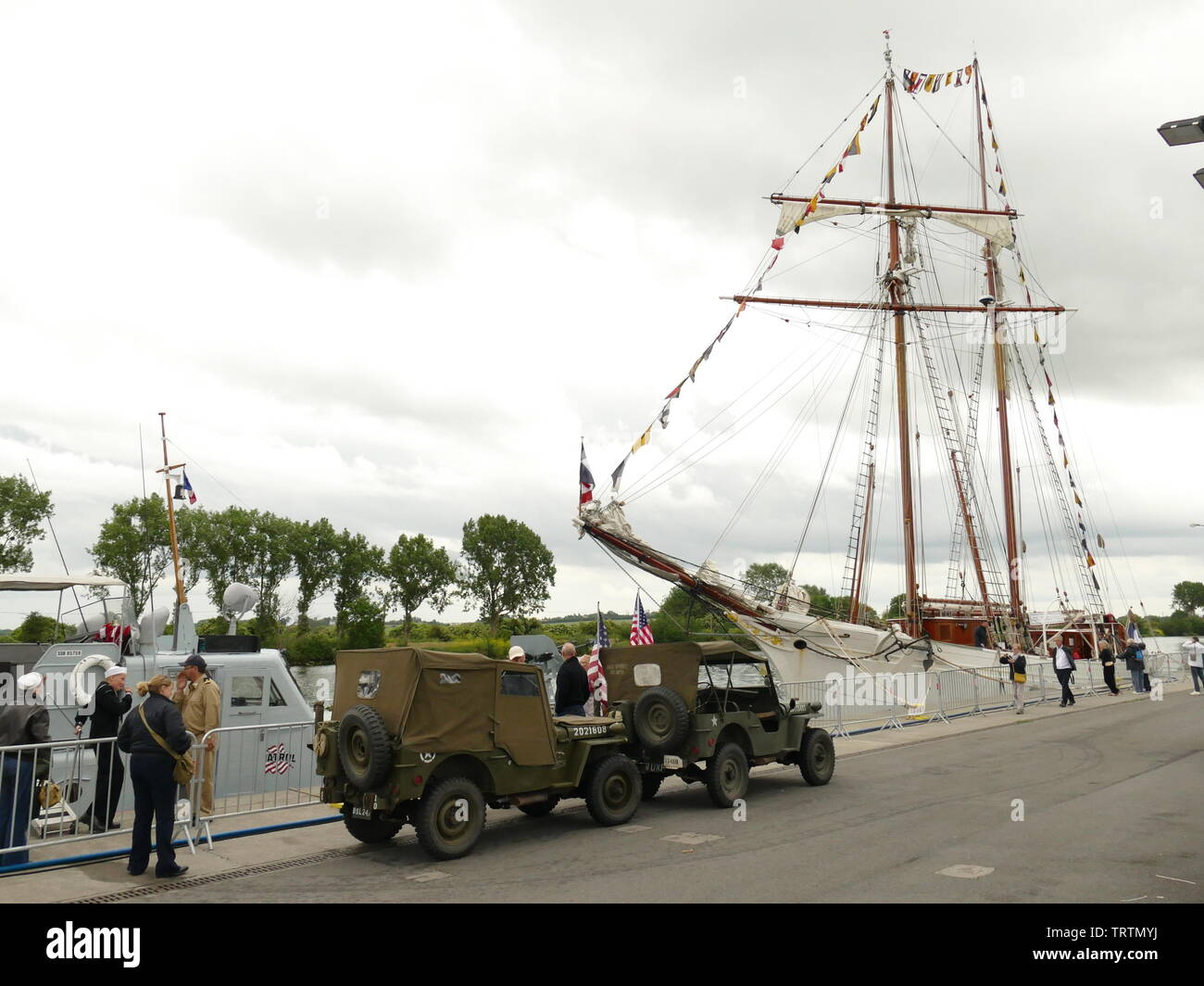 Des bateaux de la dernière guerre mondiale se sont rassemblées au Port d'Ouistrehan pour commémorer le 75ème anniversaire du Débarquement en Normandia Foto Stock