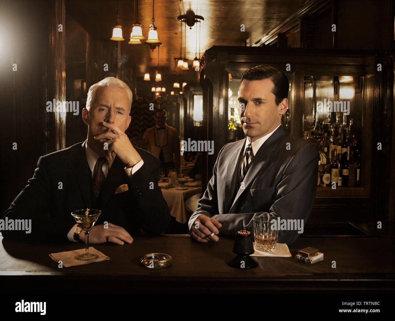 JOHN SLATTERY e Jon Hamm in MAD Uomini (2007). Copyright: solo uso editoriale. No merchandising o copertine di libri. Questa è una distribuita pubblicamente handout. I diritti di accesso soltanto, senza licenza di copyright fornite. Solo per essere riprodotto in concomitanza con la promozione di questo film. Credito: American Movie Classics (AMC)/RADICAL MEDIA / Album Foto Stock