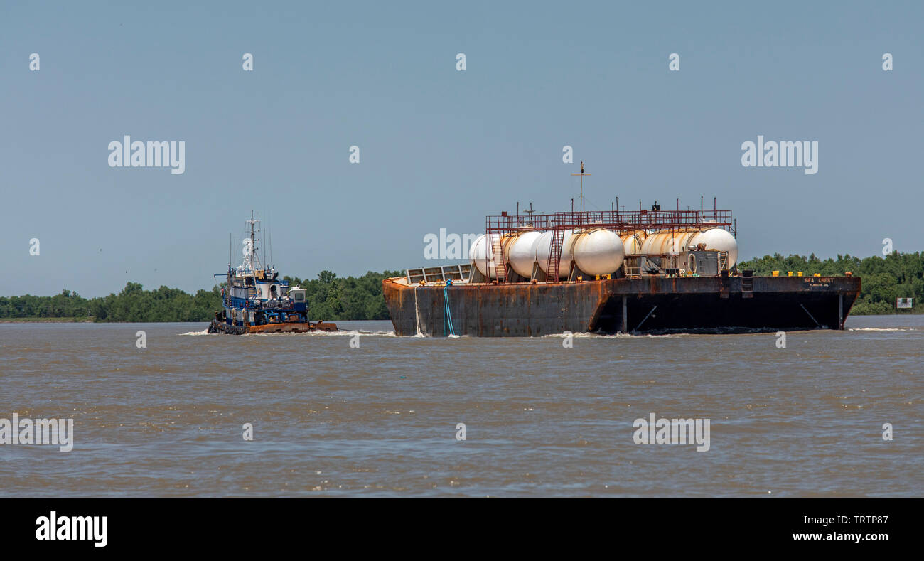 Pointe à la Hache, Louisiana - Il Pacific Dawn rimorchiatore tira la cresta del mare serbatoio liquido barcone sul fiume Mississippi al di sotto di New Orleans. Foto Stock