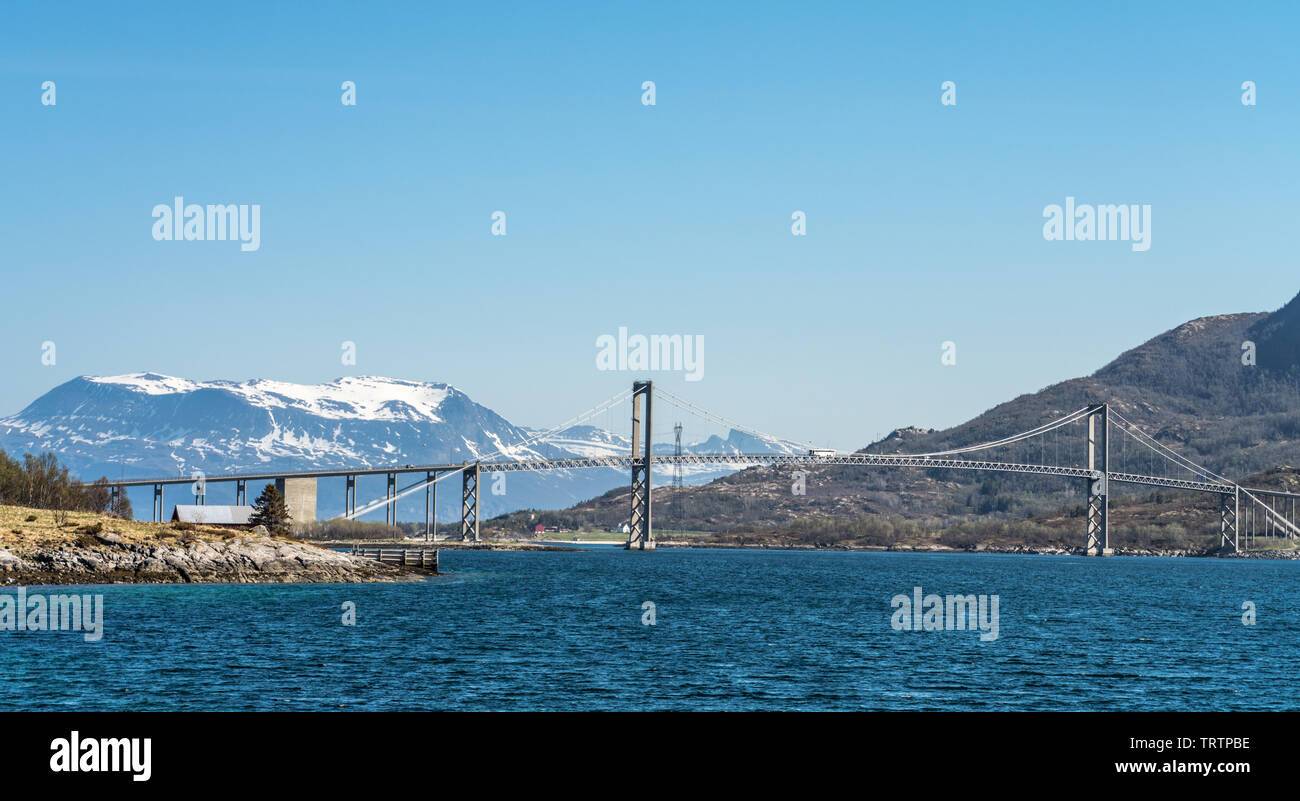 Il Tjeldsund ponte che collega la terraferma Norvegia all'arcipelago delle Lofoten, portando il re Olav il modo Foto Stock