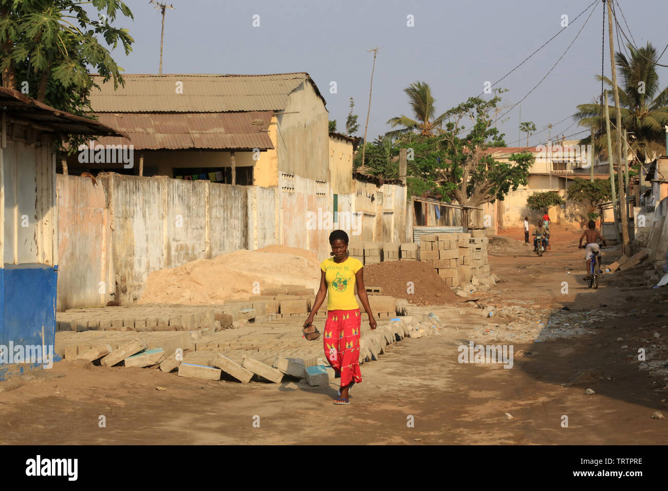 Togolaise marchant dans son village. La convenzione di Lomé. Il Togo. Afrique de l'Ouest. Foto Stock